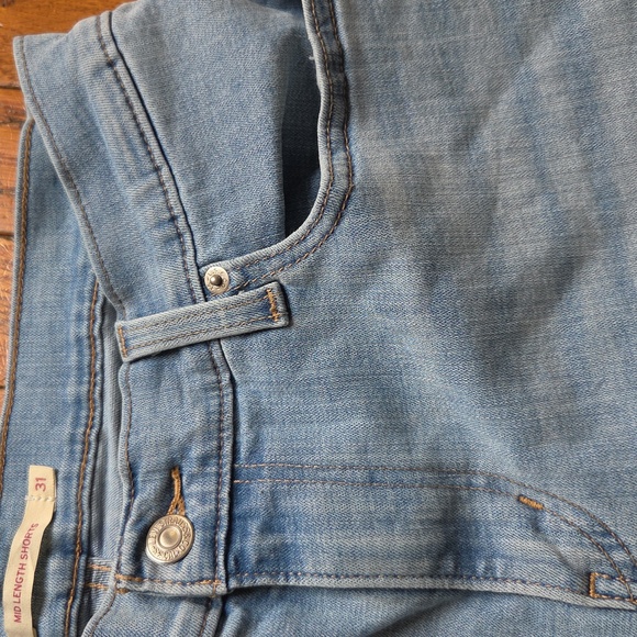 2/$15 Levi's Mid Length Stretchy Jean Shorts (31) - Picture 3 of 6